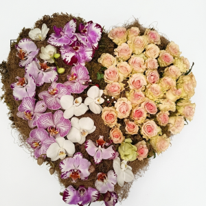 Cœur de fleurs de deuil avec orchidées et roses pour hommage